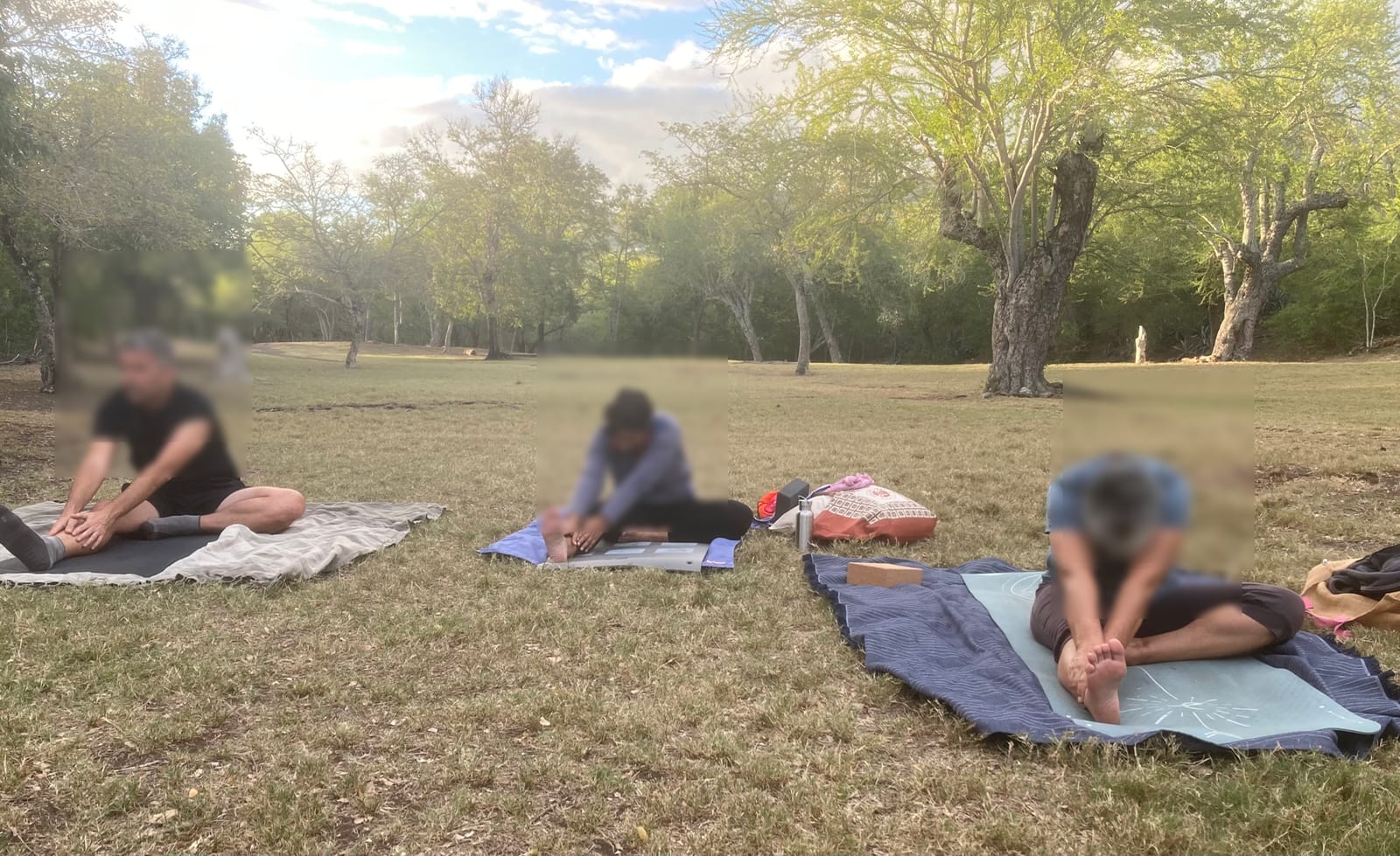 Éric Boisteau assis dans l’herbe en plein air