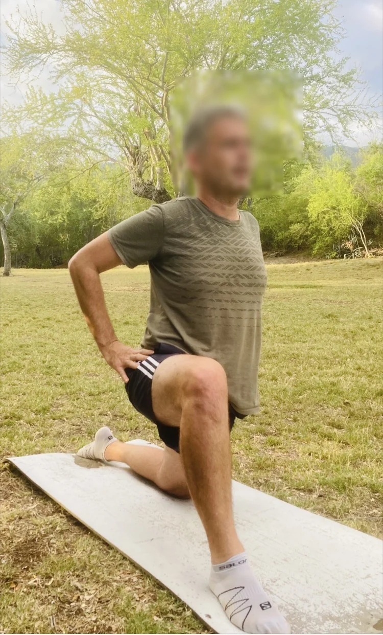 Personne pratiquant un exercice sportif en extérieur