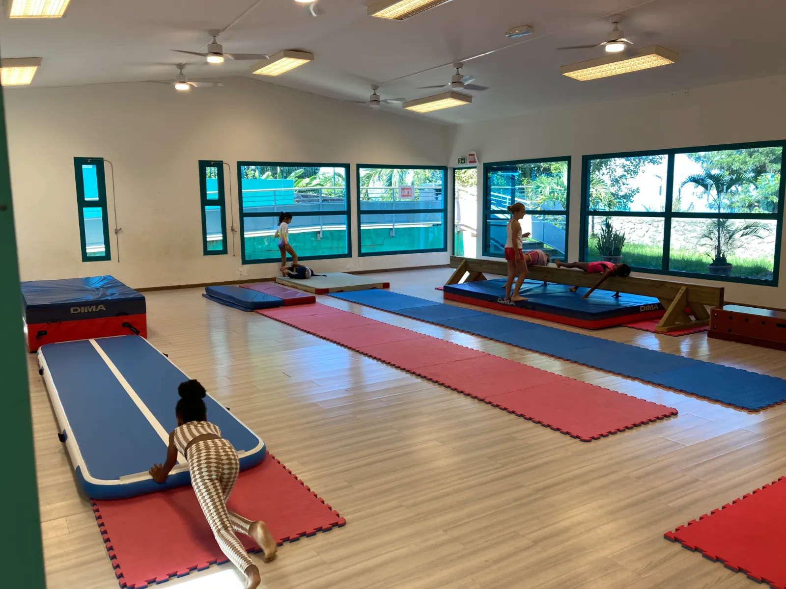 Salle de gymnastique avec petit équipement pour initiation